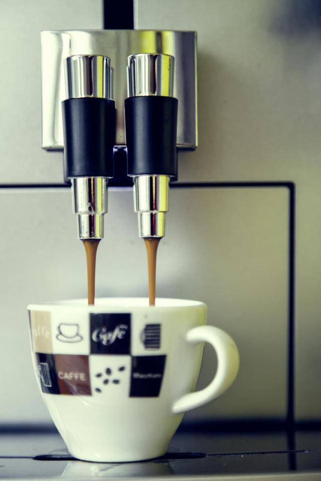 Cafetera espresso sirviendo un café